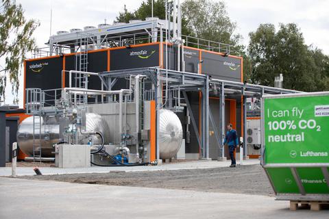 Im niedersächsischen Werlte gibt es eine erste industrielle Anlage, die CO2-neutral Kerosin produziert. Foto: dpa