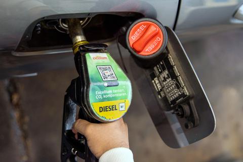 Ein Autofahrer betankt ein Auto mit dem Kraftstoff Diesel an einer Tankstelle. Foto: dpa