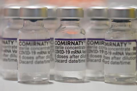 Die Bundesregierung prüft, an wen man die überzähligen Impfdosen abgeben könnte, bevor sie vernichtet werden müssen. Foto: dpa