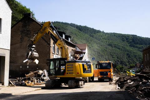 Regionale Baubetriebe waren in Rheinland-Pfalz schnell zur Stelle, um zu helfen. Auch viele andere Firmen sind aktiv. Foto: dpa