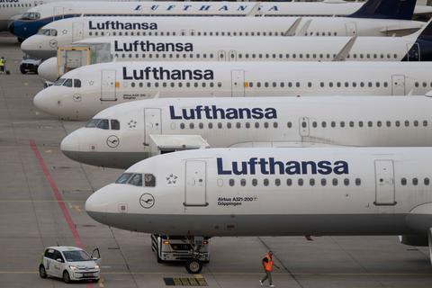 Lufthansa-Maschinen auf dem Rollfeld eines Flughafens.