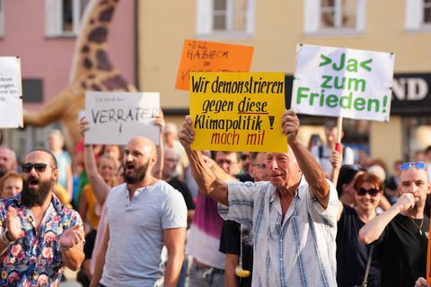 Demonstranten protestieren während des Bürgerdialogs von Bundeswirtschaftsminister Habeck im Ehrenhof der Stadt Bayreuth. Foto: dpa