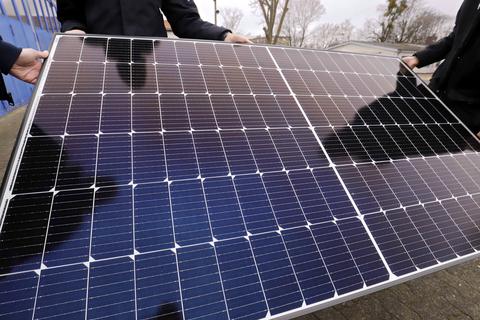 Günstige PV-Module für den Balkon, Darmstadt, Stadt und Initiative Heiner-Energie starten in die nächste Runde und geben günstige PV-Module für den Hausgebrauch ab. Der Run hält an. Was sagen Balkonsolaranlagen-Besitzer über ihre bisherigen Erfahrungen?, Darmstadt, Solar-Modul, Solarmodul, 14.01.2023, v.l. Juraj Marschall und Alexander Marschall haben 2 Module erstanden. Marie Mittenzwei von Heiner-Energie hilft beim Beladen deren Pkws. Foto: Andreas Kelm