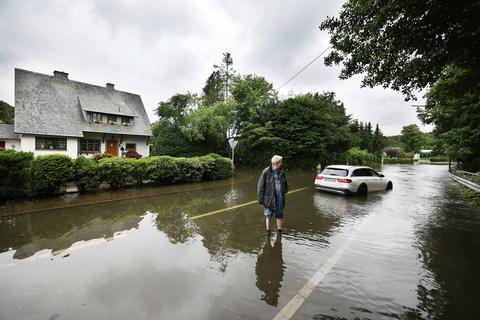 Wie reagieren, wenn am Auto Schäden durch Hochwasser entstanden sind?  Foto: Oliver Berg/dpa