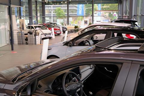 Das Autohaus am Prinzert in Darmstadt hat sich auf die Phase der Steuersenkung vorbereitet und zahlreiche Autos bereits vorbestellt. Foto: Hans Dieter Erlenbach