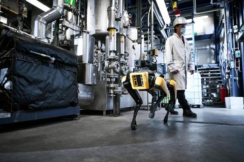 Auf Kontrollgang bei Merck: Ein vierbeiniger Roboter mit Software von Energy Robotics prüft die Anlagen beim Chemie- und Pharmaunternehmen in Darmstadt. Foto: Energy Robotics