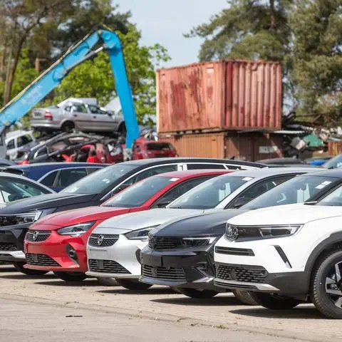 An einem Schrottplatz in Alsbach-Hähnlein im Kreis Bergstraße reihen sich Rückläufer von Leasing-Autos für Opel-Mitarbeiter dicht an dicht. Was ist da los?