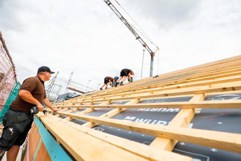 Michael Schmider (unten links) und sein Team können den Dachstuhl wieder stellen.         Foto: Guido Schiek