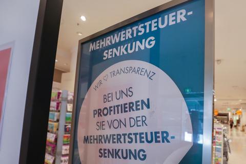 Viele Händler in Südhessen machen aktiv Werbung für die an Kunden weitergereichte Mehrwertsteuersenkung. Foto: Guido Schiek 