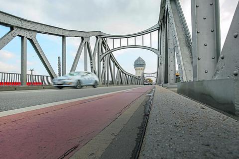 Die Brücke am Dornheimer Weg in Darmstadt ist ein Beleg dafür, wie langlebig Stahlkonstruktionen sein können. Seit 1910 erfüllt sie ihre Aufgabe. Foto: Torsten Boor