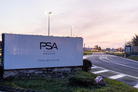 Die Einfahrt zum Werk von Mulhouse des französischen Automobilkonzerns PSA, dem Mutterkonzern von Opel. Foto: dpa