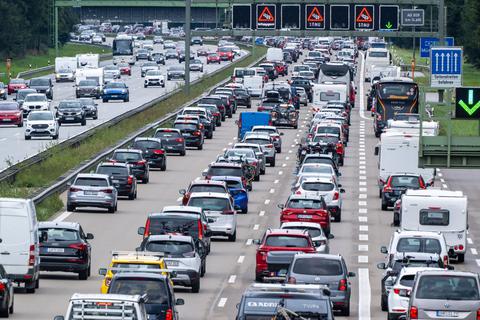 Alltag in Deutschland: Der Verkehr staut sich auf einer Autobahn. Bundesverkehrsminister Volker Wissing will mit einem Ausbauprogramm zahlreiche Engstellen möglichst rasch beseitigen.